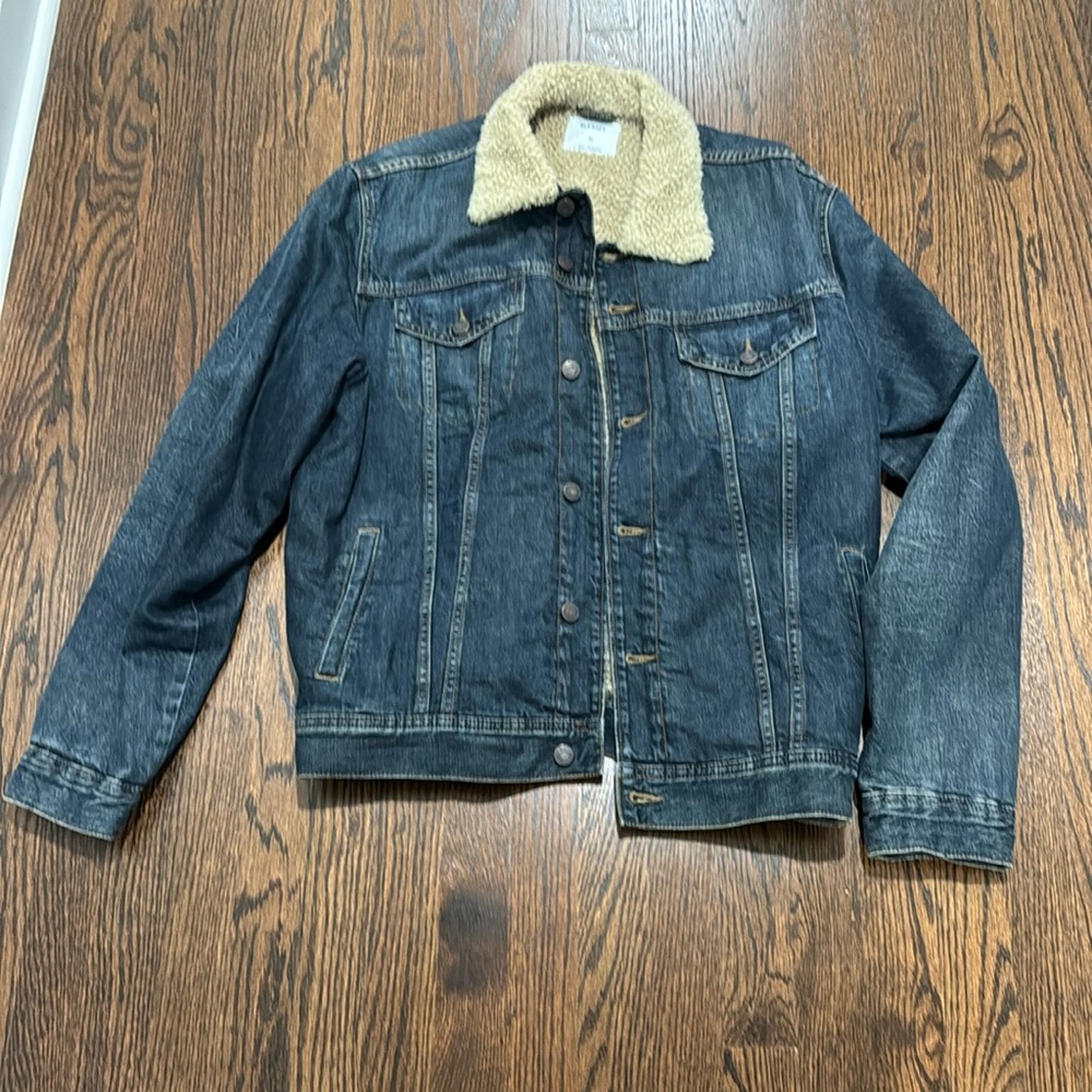 Men’s Sherpa jeans jacket, great for fall. Works a couple of times.